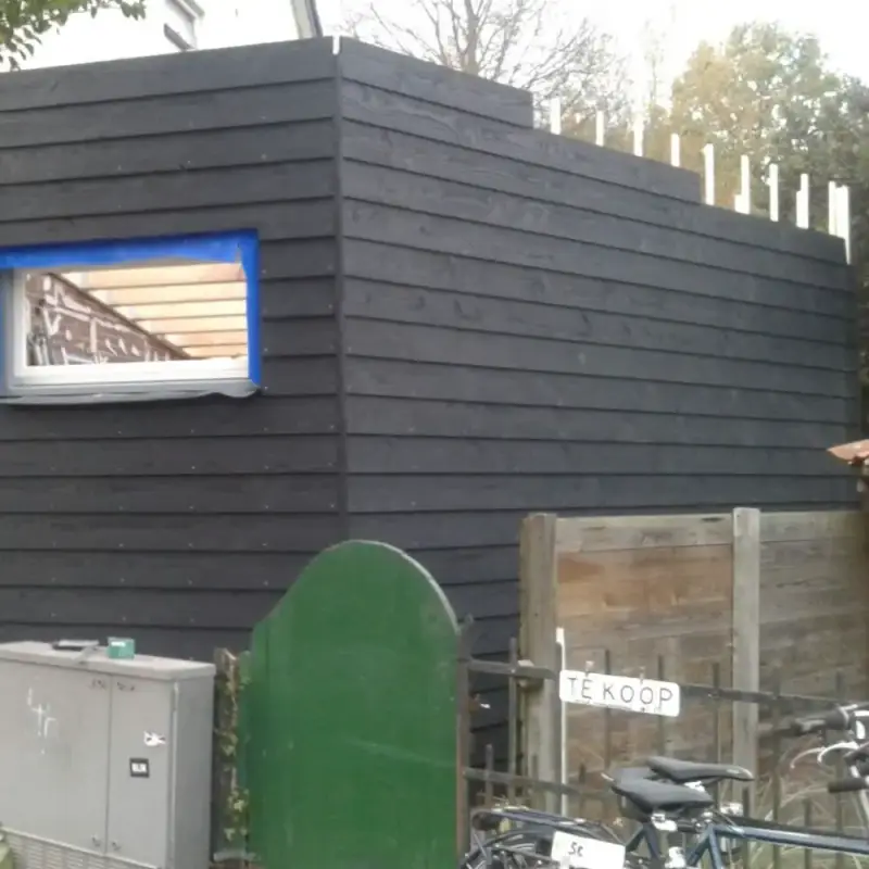 Uitbouw met houtskeletbouw en sedum dak in Assendorp